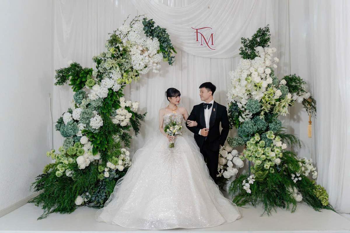 Tiệc cưới tông xanh hoa tươi
